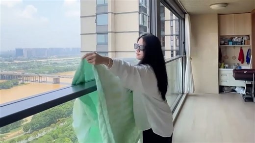 智能提升窗，双电机静音运行。液晶控制带儿童锁，安全可靠。任意高度可调，雨水感应自动闭合。防风遮阳帘防尘防蚊，还能防止孩子攀爬，一窗多能。