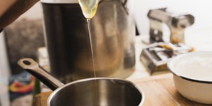 ¿Por qué no debes tirar el aceite de cocina en el fregadero y cómo desecharlo bien?