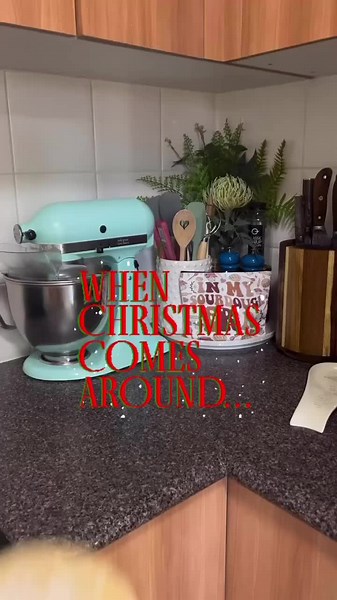 Need an hour to yourself mama? Grab some plain wrapping paper and let the kids make Christmas that bit more magical with some personalised wrapping paper ❤️🎄 #holidaythemedcrafts #holidaycrafts #christmasactivity #creativekids #homemadegifts #wrapping #wrappingpaper #christmaswrapping #kidscrafts #kidscraftideas #learnthroughplay #homeschool #homeschoolfun #toddleractivities #preschoolactivities #diyplayideas #personalisedgifts #mumsoftiktok