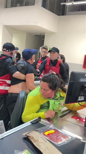 info en INSTAGRAM. EL ADMINISTRADOR DIJO SI TIENEN VIDEO DE QUE NOHURTO NADA LO SUELTAN, LE DIJE EDUCADAMENTE AMIGO YO TENGO EL VIDEO MIRA , LA CHICA QUE ACOMPAÑABA AL AGREDIDO ESTABA ALTERADA Y EL ADMINISTRADOR DONDE VIO QUE YO GRABE TODO CON MUCHA CLARIDAD ATINÓ A CAMINAR E IRSE HACIA ADENTRO DEL TOTTUS... GRITANDO SAPA, LADRONAS A AMBAS, MECHERAS Y MUCHÍSIMOS INSULTOS CON GARABATOS DEMASIADO FUERTES HACIA LA CHICAY TAMBIÉN A MI. AL PRINCIPIO TAMBIÉN NOS TENÍAN TACHADOS ASIQUE UNA PENA ENORME