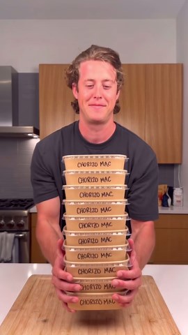 Tom Walsh on Instagram: "Chorizo Queso Mac n’ Cheese Stealth Health Slow Cooker Meal Prep Series, Episode 9 Per serving (makes 10) 600 Calories 45g Protein 58g Carbs 20g Fat Ingredients: 32oz 93% ground beef 8oz pork chorizo Spice blend: 1 Tablespoon coarse salt 1 Tablespoon ground paprika 1 tablespoon ground oregano 1 teaspoon ground cumin 1.5 teaspoon ground black pepper 120g red enchilada sauce 14oz (400g) can of fire roasted tomatoes 2 tablespoons garlic purée 1 tablespoon chipotle peppers 1