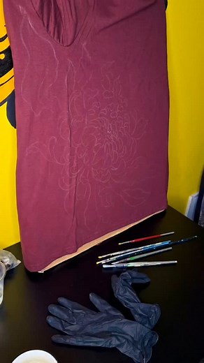 ✨ Want to level up your bleach painting? In my Bleach Painting Club I share all my techniques, favorite tools, and step-by-step lessons so you can create amazing fabric art with confidence. 😊 If you’d like to join, just comment “join” below! Here are 5 more tips to instantly improve your bleach art: ⸻ 🧵 1. Always test on scraps first Every fabric reacts differently to bleach—some turn white, others shift to orange, red, or yellow. Testing on a scrap helps you predict the outcome and avoid surp