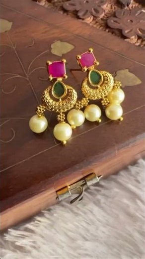 Simple pearl earrings