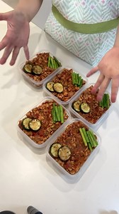 ミートソースパスタ冷凍弁当を５日分まとめて作り置き冷凍。 🌻今回の弁当１食分の栄養素🌻 （乾麺パスタ８０g＋ミートソース) ・カロリー 466.6 ・タンパク質 29.2 ・脂質 9.5 ・炭水化物 68.2 【材料】 ナス ２本 玉ねぎ １個 にんにく １かけ 鶏むねひき肉 ４００g オリーブオイル 小さじ２ トマト缶 １缶 醤油 大さじ２ コンソメ 大さじ１ 【作り方】 ①なす、玉ねぎ、にんにくをブンブンチョッパーでみじん切り。 ②フライパンにオリーブオイルをひき、にんにく、玉ねぎ、なすを炒めてしんなりしてきたら、鶏むねミンチも加え、白っぽくなるまで炒める ③トマト缶、醤油、コンソメを入れて水分が飛ぶまで炒めたら完成 ⑤パスタを食べる分茹でる（パッケージの表記通りに） ⑥コンテナに盛り付けて完成 ⭐️冷凍弁当の保存期間⭐️ →２週間以内に食べ切ることをおすすめします。 それ以上は、味が落ちてしまう可能性があります。 ⭐️職場に持って行く時は⭐️ 🔴冷凍のまま職場へ持って行く場合🔴 ※この方法が1番美味しく食べられるよ ⇨冷凍のまま、保冷剤と一緒に持っていき、 お昼の食べる直