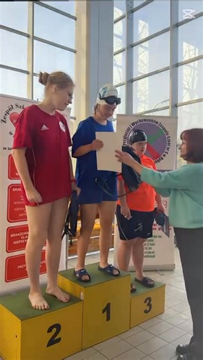 VIII Międzynarodowe Zawody Pływackie 🏊‍♂️🏊‍♀️ Z ogromną dumą informujemy, że najszybszą zawodniczką całych zawodów okazała się Nikola Pilich, która popisała się wyjątkowym talentem i siłą ducha. Pierwsze miejsce zdobyła również Marysia Mruzek, prezentując świetną technikę i opanowanie. Równie pięknie zaprezentowali się nasi chłopcy – Kuba Jankowski i Paweł Zdziebłowski, którzy zdobyli drugie miejsca w swoich konkurencjach, pokazując ogromną wolę walki i sportowe serce. Składamy serdeczne podzi