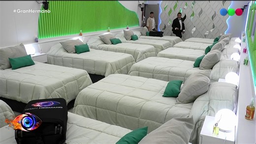 Ingresa Carlos y tiene el primer contacto con la casa 🤵🏻‍♂ 👁 Mirá #GranHermano en mitelefe.com/vivo y espiá la casa GRATIS las 24 horas por @DIRECTVLA @DGO_Latam | Telefe