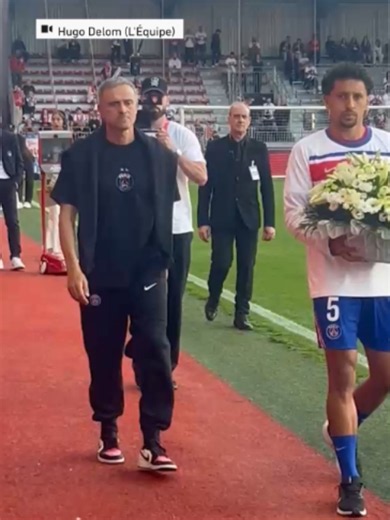 Le PSG a rendu hommage à Eric Roy au stade Francis Le-Blé. L'entraîneur brestois est décédé le 17 juin 2026.#sportstiktok #France #football #Ligue1 #PSG #Brest