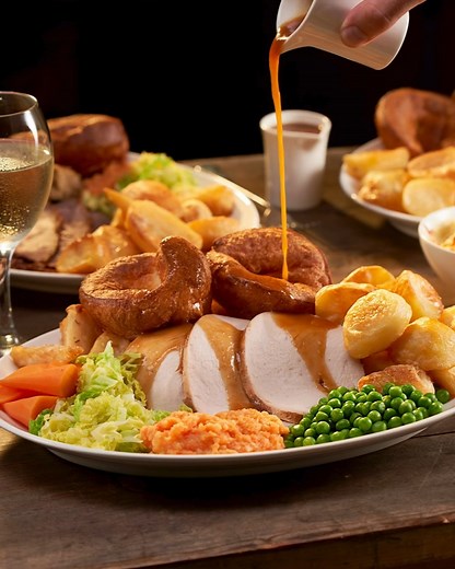 Who says Mondays can’t be about roast dinners? We’re already looking ahead to this weekend’s Sunday roast 🍗🥕. Join us at Table Table for a family feast. 🍴 #TableTable #RoastDinnerDay #PlanYourWeekend #NationalRoastDinnerDay | Table Table Pub Restaurants