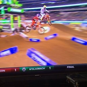 MetLife breakdown: A couple things to really watch here with @ryandungey and @justinbrayton's battle in the Main event. First, watch how both riders come out of the tunnel (under acceleration) and force themselves to standup to soak up the triple. This is extremely difficult under power. The difference between most factory riders and privateers is exactly this, but not only this. Forcing themselves to stand up out of corners to soak a jump versus seat bouncing. Seat bouncing is required at times