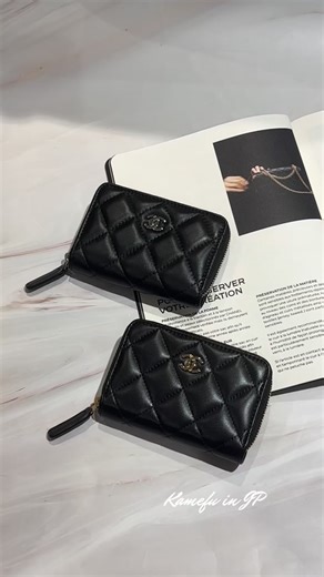 - CHANEL 經典COCO拉鍊零錢包 - 絕對是送禮自用的最佳選擇 三個夾層可放鈔票零錢卡片 當短夾非常推薦的入門款 詢價 & 訂購 @kamefushop FB粉專🔍龜婦の生活 | 龜婦の生活 Kamefu