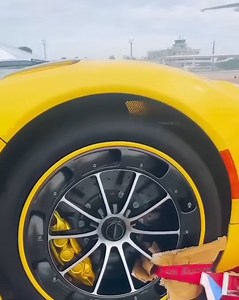 🔹Así fue la llegada al Aeropuerto de Montevideo del primer Pagani Utopía en Sudamérica. 🔹Lo trajo desde Estados Unidos el empresario argentino Jorge Gómez y lo exhibirá este verano en Punta del Este. 🔹Nota completa: https://ar.motor1.com/news/737277/pagani-utopia-jorge-gomez-uruguay/ | Motor1.com Argentina