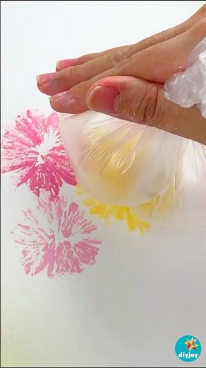 Paint flowers with a PLASTIC BAG? Easy flower paintings #flowerpainting #easycrafts #artandcraft