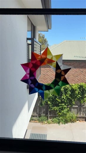 Alltag | Inspriation on Instagram: "Waldorf Faltstern Ein Stern aus einfachem Papier Schritt für Schritt gefaltet, weil unsere Sterne so gut bei euch ankommen. Nicht Perfektion, sondern Freude am Tun. Wenn wir vor unseren Kindern gestalten, entsteht echte Nachahmung. __________________ #waldorfstern #waldorfzuhause #jahreszeitenpflege #papierstern #waldorfpädagogik #nachahmung #achtsamkeit #elternschaft #bastelnmitpapier #einfachmachen #waldorfmom #slowparenting #creativeparenting #windowstar #a