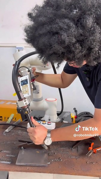 Exploring the Benefits of Welding Robots in Factories