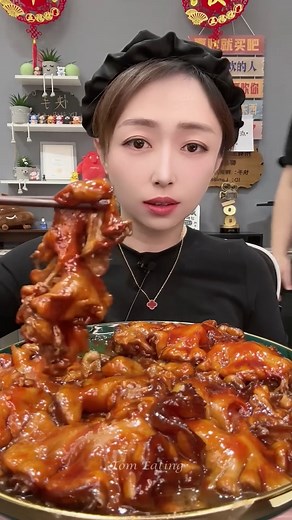 Yummy eating fried pork intestine, oysters, raw salmon, snails with spicy sauce | Tom Eating