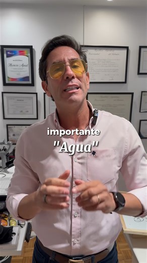 MARCOS APUD • PSICÓLOGO • BIOHACKER on Instagram: "Comentá “AGUA” y te envío el formulario 💧 Tomar agua parece algo básico, casi automático. Lo hacemos todos los días y creemos que no hay mucho más para aprender. Pero la realidad es que incluso en algo tan simple como la hidratación, la mayoría de las personas está saboteando su salud sin saberlo. El problema no es solo cuánto tomás, sino cómo, cuándo y con qué. Agua demasiado fría, tragos apurados, cero minerales, todo junto con las comidas… 