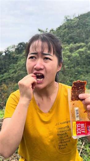 Chew gum to get rid of the spiciness #bushcraft #survival #camping #shorts