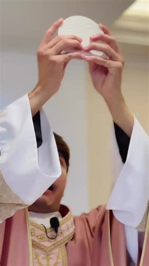 El pan consagrado ya no es solo pan: es presencia, es misterio, es Jesús, manso y sacrificado, el Cordero que quita el pecado del mundo. En ese instante, el corazón aprende a postrarse interiormente. Toda prisa cesa, toda vanidad pierde su poder, y el alma reconoce que está ante el Amor herido, pero victorioso. El Cordero de Dios es el instante en que la Iglesia mira al altar y reconoce: allí está Él, que tomó sobre sí nuestros dolores, nuestra culpa, nuestras noches, para devolvernos la esperan