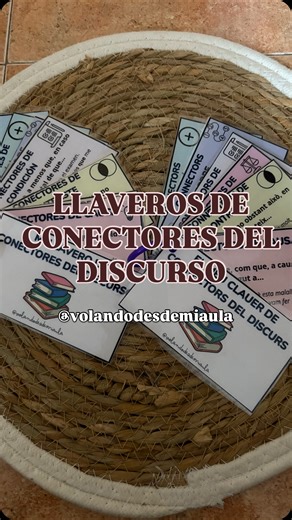 Carme 👩‍🏫 | Recursos para PT y Primaria 🤍 on Instagram: "✨ LLAVEROS DE CONECTORES DEL DISCURSO He preparado estos llaveros de conectores del discurso en castellano y en valencià 💬 para que tu alumnado tenga a mano esas palabras mágicas que les ayudan a organizar mejor lo que dicen o escriben. 🔑 Ideales para exposiciones orales, redacciones y para dar un empujón a la expresión escrita. 📎 ¿Lo mejor? Que lo pueden llevar siempre con ellos de forma práctica. Si te ha gustado y lo quieres ⬇️ 1️