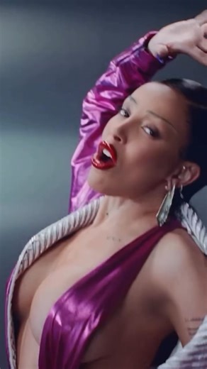 😵為你而多疑😵 蜜桃貓朵佳 (Doja Cat) 以全新單曲〈Jealous Type〉宣告新世代來臨! 聯手多次合作的音樂人 Y2K，以及神曲幕後創作人 Jack Antonoff 共同打造，帶來夏天狂歡的復古舞曲，唱出對感情既多疑且容易忌妒的心情，為9/26推出的新專輯《VIE》暖身，並震撼宣布 12/21 將在高雄巨蛋首次來台開唱😍 2025下半年給你滿滿的朵佳😌 😵立即數位收聽〈Jealous Type〉>> SMET.lnk.to/DCJLSTP | Sony Music - 西洋粉絲團