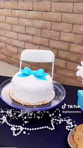 Breakfast at Tiffany’s themed #breakfastattiffanys #tiffanyandco #tiffanyandcoparty #breakfastattiffanysparty #kidspartyideas #eventdecorations #eventplanner #partythemeideas #tablescape #kidstabledecor #tablescapedecor #tablesetting #tabledecor #balloons #balloongarland #balloondecor #balloontiktok