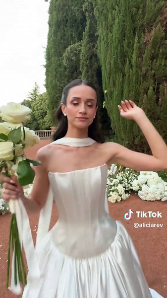 oh hello… 💍✨ #wedding #bride #weddingdress