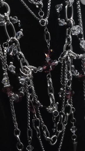 Je respecte son opinion mais de mon côté, je pense que quand tu portes quelque chose que tu aimes, ta présence devient naturellement élégante :) ✨ Au fond, l’essentiel est d’aimer ce que l’on porte et de le porter avec confiance, non ? ☺️ Pour obtenir l’accès anticipé à mon prochain drop lien en bio!