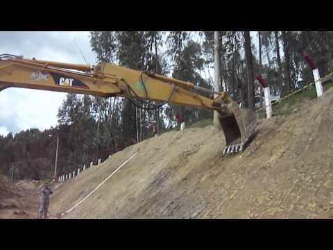 CORTE DE TALUD CON EXCAVADORA.