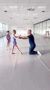 Training single leg jumps in ballet is so much fun and the students absolutely love it! But watch out for for those faulty mechanics that can often take place.We all know it’s much easier to jump off two feet rather than one so practice a your temps leve with a bit of home practice and partnering. Always pay attention to good preparation through pointed feet and turnout through the supporting leg for better muscle function and control. Filmed @project.resurgence on the pre-associate programme (4