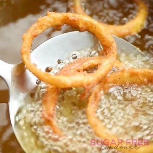 These are the crispiest keto onion rings you'll ever find! They are ready in just 15 minutes and make a tasty appetizer, side dish or snack. | Sugar Free Londoner - Low Carb Recipes