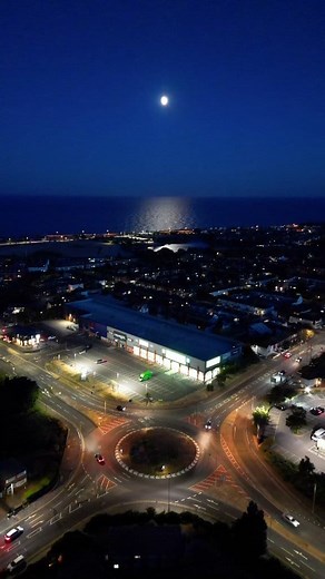 Full Moon reflection on the sea 🌊 🌕 #reelsfbシ #eastbourne #sussex #fullmoon #roundabout | TK photography