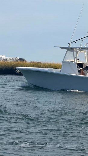 Beautiful Onslow Bay Center Console on the move 😮‍💨 . . #offshorefishing #mercurymarine #centerconsolesonly #boatinglifestyle #wrightsvillebeach #mercurymarine #onslowbay | Boat Daddy Marine