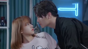 Cheng Xiao kisses Xu Kai to swear sovereignty 程潇赛场亲吻许凯宣誓主权 drama：《你微笑时很美》|Falling Into Your Smile #中国电视剧 #你微笑时很美 #军阀 #程潇 #甜宠剧 #许凯 #霸道總裁 #公主 #电视剧 #ChineseDrama #dramasweetdreams #commander #debutante #fallinlove #情侣 #cdrama #灰姑娘 #Cinderella | 追剧草莓酱