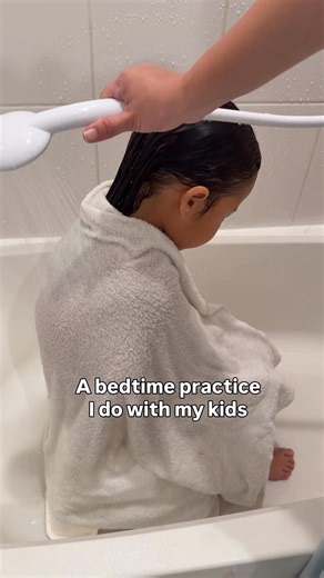 We’ve started a special bedtime ritual that my kids absolutely love🤍 I wrap them in a big soft towel and gently pour warm water over them right in the bathtub. It feels like a cozy little rain shower hugging them from all sides. 🌧️ They instantly relax — all the emotions of the day seem to wash away with the water. I love watching them smile and drift off to sleep so peacefully afterward. It’s these simple moments that bring the most warmth. 💧✨#momlife #momhack #lifehack #firsttimemom #kids #