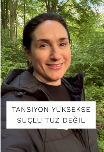 Tansiyonun yüksekse ve hâlâ sadece tuzu kesiyorsan — köke inmiyorsun. Araştırmalar gösteriyor ki asıl mekanizma şu: Kronik yüksek insülin → böbrekler sodyumu tutuyor → kan hacmi artıyor → tansiyon yükseliyor. Bu bağlantıyı anlamak, tedavi yaklaşımını tamamen değiştirebilir. 📚 Kaynaklar: ① He FJ & MacGregor GA (2013). Cochrane Database Syst Rev. — Tuz azaltmanın kan basıncına etkisi üzerine meta-analiz. PMID: 23558162 ② Ter Maaten JC et al. (1996). J Hypertens. — İnsülin ve renal sodyum retansiy