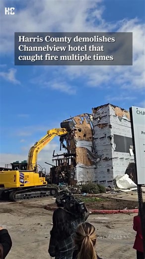 A scorched Channelview hotel was reduced to rubble Monday morning. ⁠The former hotel has been vacant since March 2025, when the first of eight fires broke out at the site, according to Harris County officials.⁠ 🔗 bit.ly/3ZJYiXU | Houston Chronicle