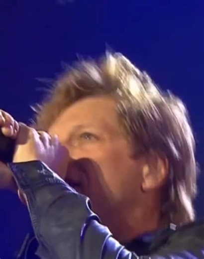 🎸 Jon Bon Jovi 🍷 Un 2 de marzo de 1962 nació John Francis Bongiovi Jr. La voz que convirtió el rock de estadio en himno generacional. Al frente de Bon Jovi, marcó los 80 y 90 con canciones eternas. De Nueva Jersey al mundo, con melodías que aún resisten el tiempo. Hoy cumple 64 años. | Dosis Cultura Alternativa