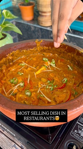 Eshaan Nagpal on Instagram: "INSANE RESTAURANT STYLE RECIPE ❤️Save this 💪 This rich and aromatic North Indian curry is cooked in a traditional wok on high flame, giving it a smoky, restaurant-style flavor that instantly tempts your senses. The gravy combines roasted coriander seeds, red chilies, onions, and tomatoes with a touch of cream and cashew paste for that perfect balance of spice and smoothness. The addition of crunchy capsicum and onions adds freshness, while mustard oil and kasoori me