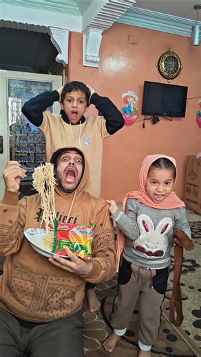 اذا شافك اخوك تاكل اندومي ويقول لامك 🤷😳😂