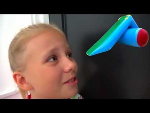 Alicia y desafíos acuática en la Piscina y Vacaciones en el Mar / Cuentos de verano para niños