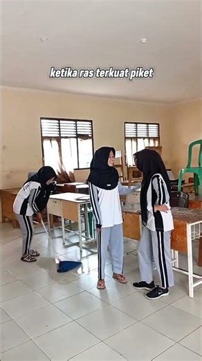 “ semangatnya piket, kawan yang lewat ikut dipel 😂”#PiketKelas #HumorSekolah #NgakakBareng 😄