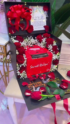 New Arrival #grandsorpreso Fresh Flowers Surprise Box Arrangement with #secretrecipemalaysia cake . Kelainan memantapkan hubungan . #surprisedeliveryklselangor #newarrivals #floristselangor #floristpuchong #floristklselangor #surprisedeliverykl #hadiahbirthday #kedaibunga #hadiahanniversary
