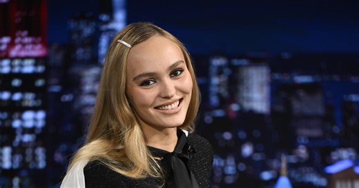 «Je peux dire ça ?» : en vidéo, la leçon de français pleine d’humour de Lily-Rose Depp à Jimmy Fallon