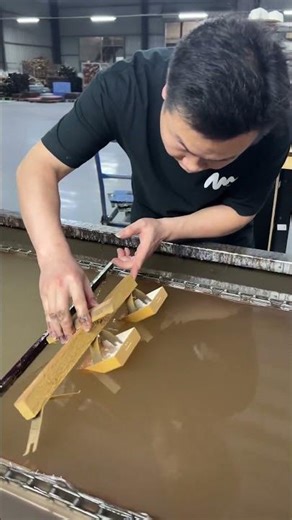 The magic of water transfer printing allows wood grain to be reborn in a flowing way on handicrafts.