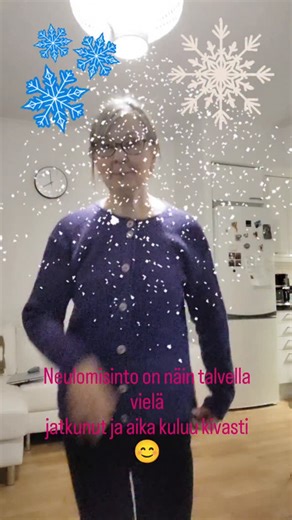 Liisa K on Instagram: "Tää oli mun 2. Villatakki ja ihan 7 veljestä langasta. Perusvillatakki joista tykkään. Jos etsit ilmaisia neule- ja virkkausohjeita niin käy katsomassa www.garnstudio.com. Siellä on todella paljon niitä. Tämän ohje on villahullun pehmeät neuleet kirjasta. Olen vain tehnyt eri langasta ja eri värisenä. #seniori#mummo#villatakki#neulomishommia"