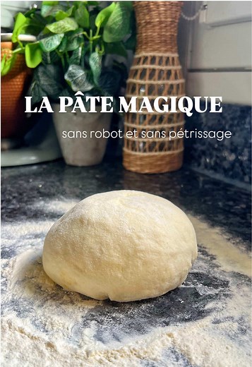 Cette pâte est intitulée pâte « magique » car elle se fait facilement à la main sans robot et sans pétrissage et sans verre doseur. La façon de la préparer facilite énormément les choses c’est ça qui la rends « magique » même si à vrai dire il n’y a rien de magique. Vous pouvez réaliser pleins de chose avec c’est génial, comme n’importe quelle pâte à pain d’ailleurs , prenez votre pâte à pain habituelle et tentez de faire des mini pizza avec vous verrez ça fonctionne aussi donc non elle n’est pa