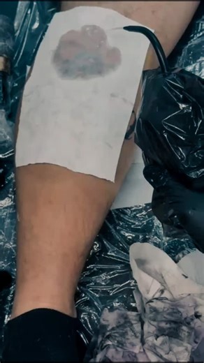 Polemos on Instagram: "Aprovechamos la visita del parcero desde la USA 🇺🇸 para que se llevara su tatuaje. Es mi primer lettering para plasmar el nombre de su hija Cattaleya, inspirado en la orquídea nacional Cattleya. Y ustedes qué ideas tienen para tatuarse??? #cattleya #cattaleya #tattoo #lettering #chicano"