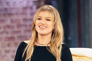 Kelly Clarkson's Unexpected NSFW Pictionary Drawing Had to Be Blurred Out
