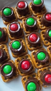 These Rolo Pretzels are perfect! With just 3 ingredients and 10 minutes, you'll have a sweet and salty delight everyone will love. Ready to start? Get the recipe now https://organicallyaddison.com/rolo-pretzels-recipe/ #organicallyaddison #rolo #pretzels #easytomake #treats #giftboxes #charcuterieboards #KidFriendly #chocolate #chocolatelover | Organically Addison