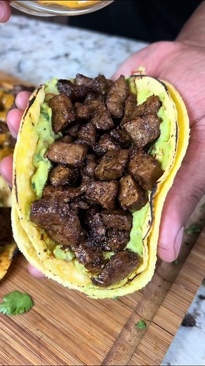 Mouthwatering Steak Tacos with Red Pepper Sauce